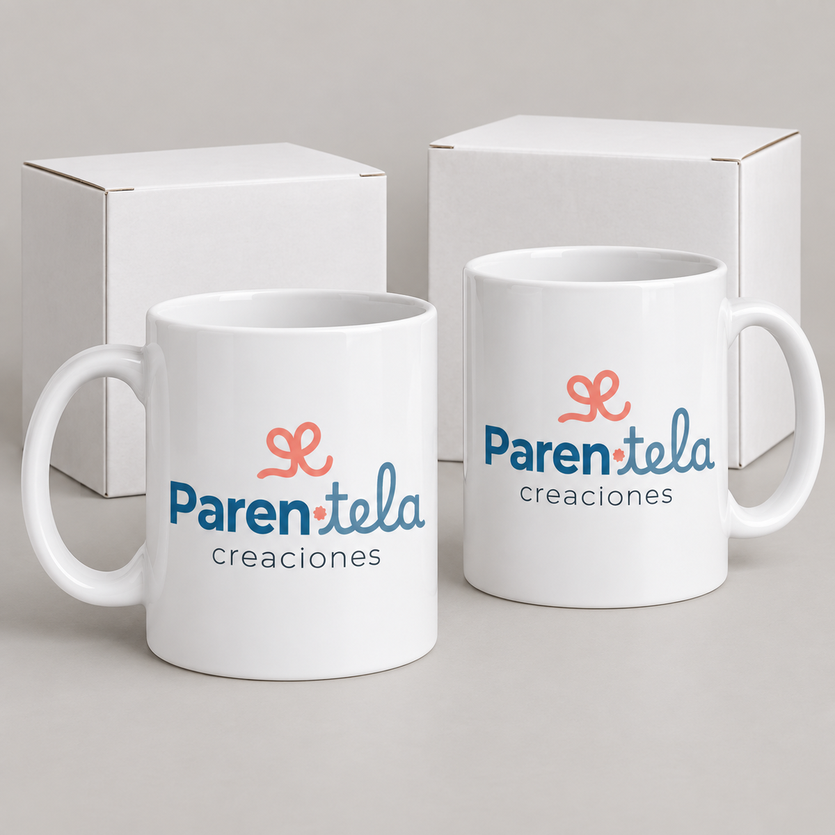 Dos tazas de 11 oz con el logo alternativo de Parentela Creaciones