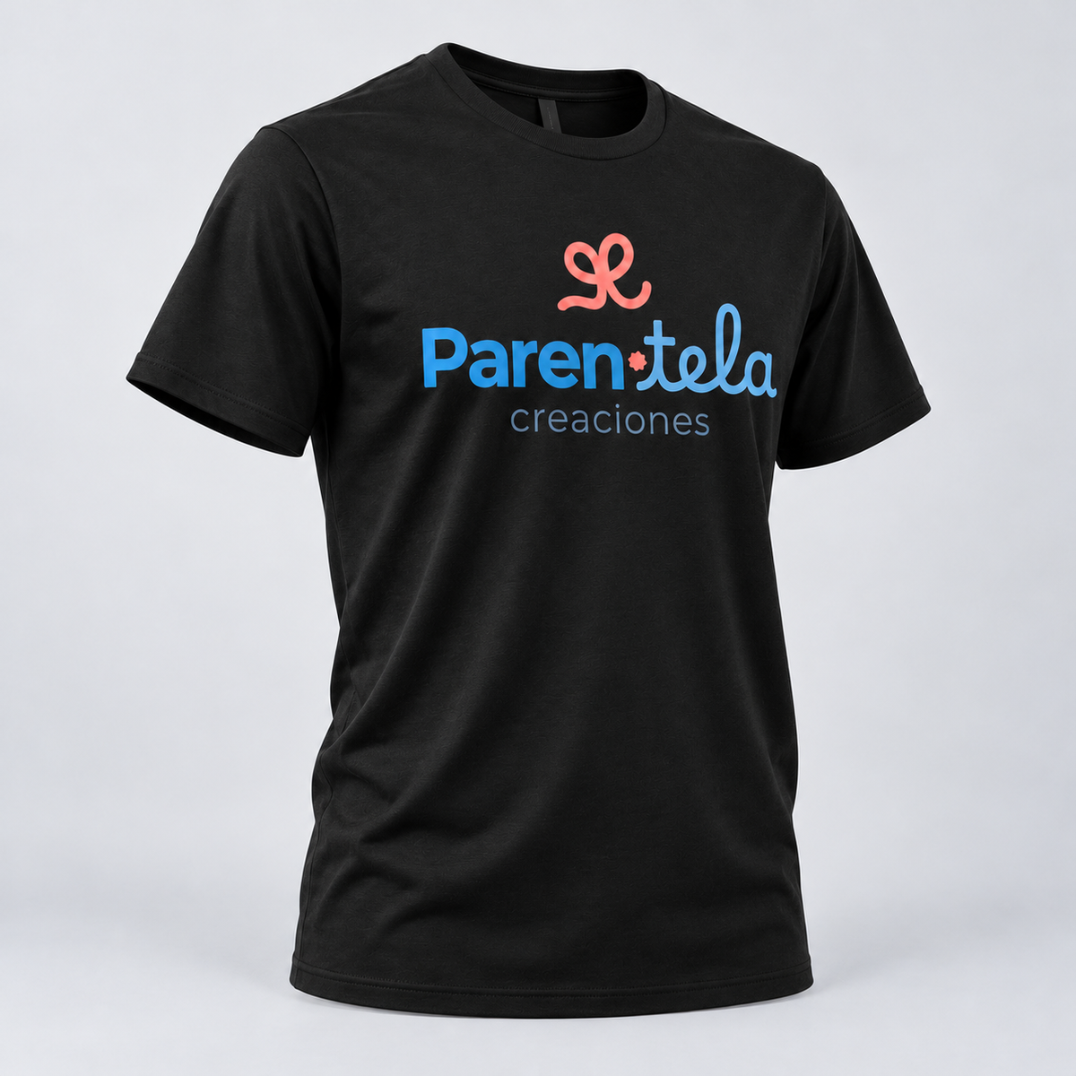 Camiseta de viscosa personalizada negra, vista en ángulo