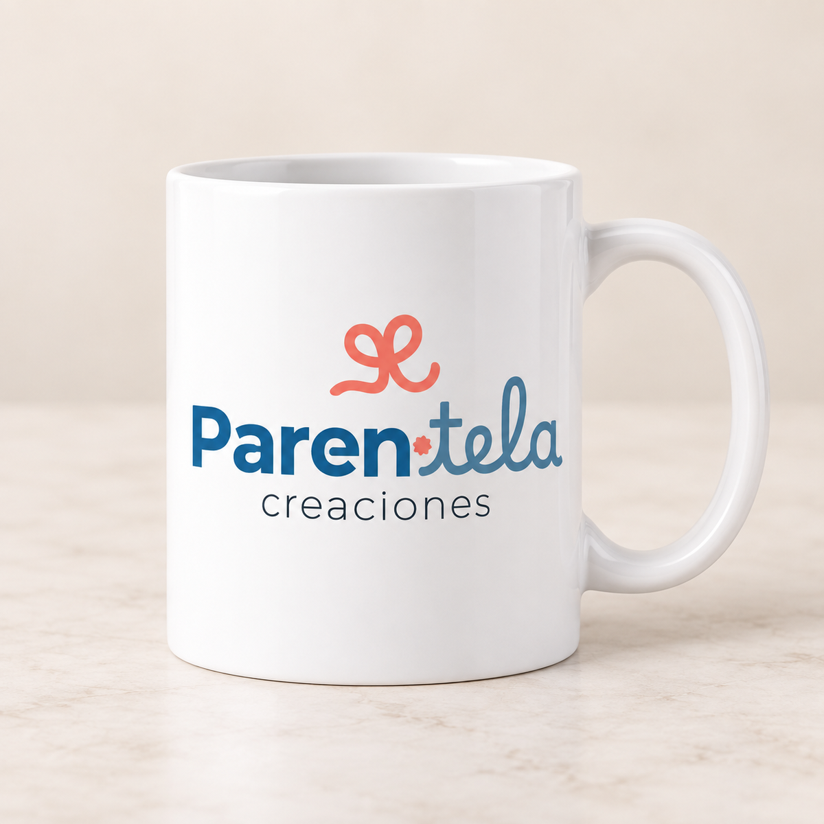 Taza blanca de 11 oz con el logo alternativo de Parentela Creaciones
