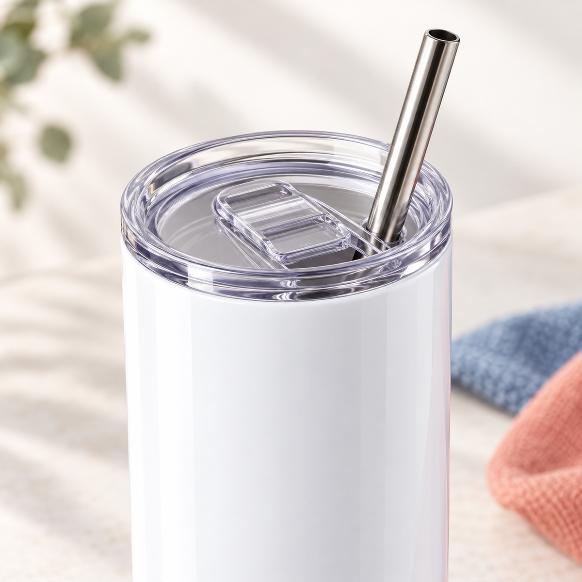 Detalle de tapa transparente y popote metálico de tumbler de 20 oz