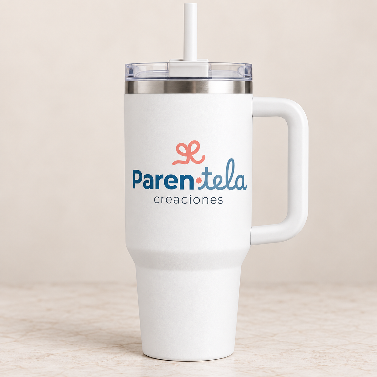 Tumbler blanco de 40 oz con el logo alternativo de Parentela Creaciones