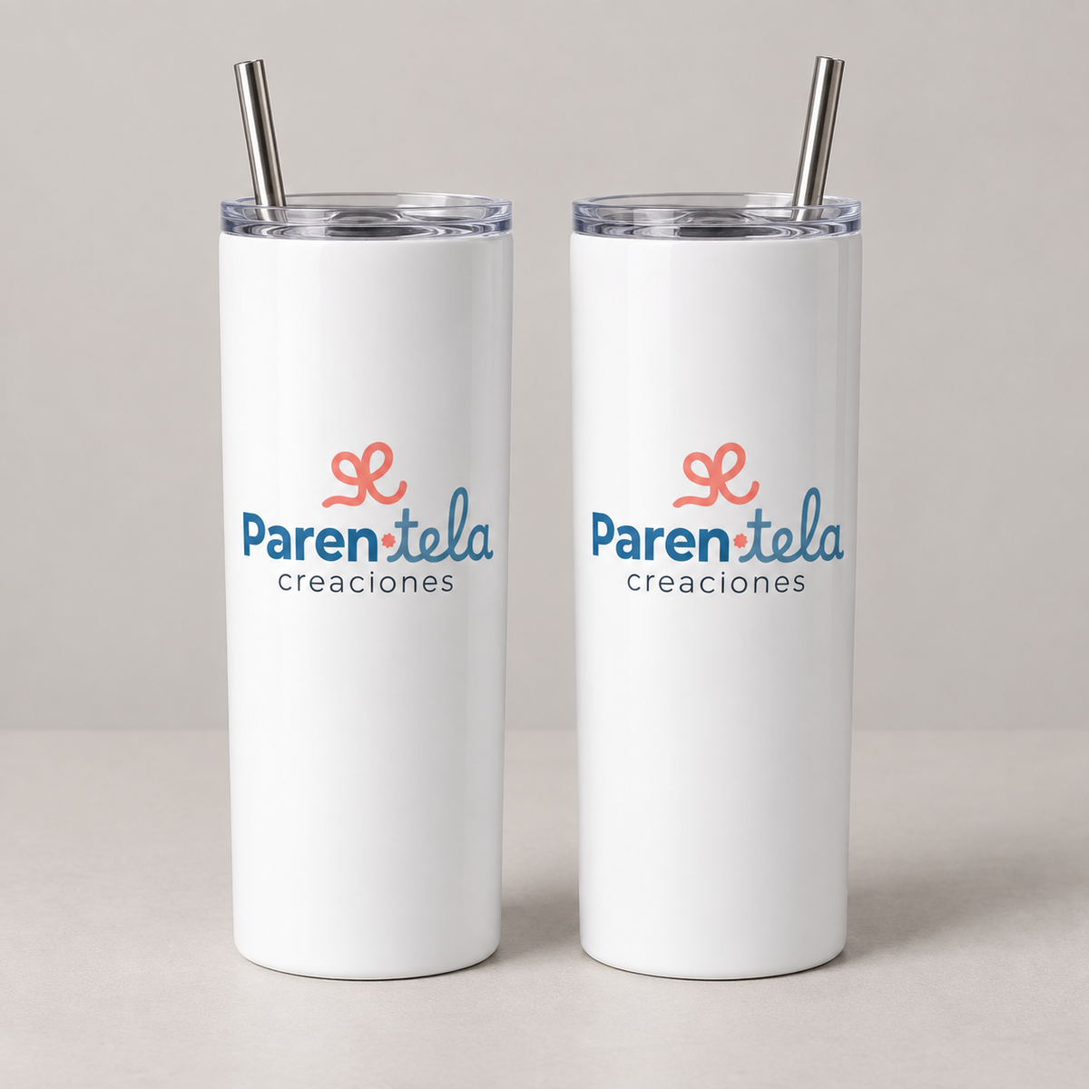 Dos tumblers de 20 oz con el logo alternativo de Parentela Creaciones
