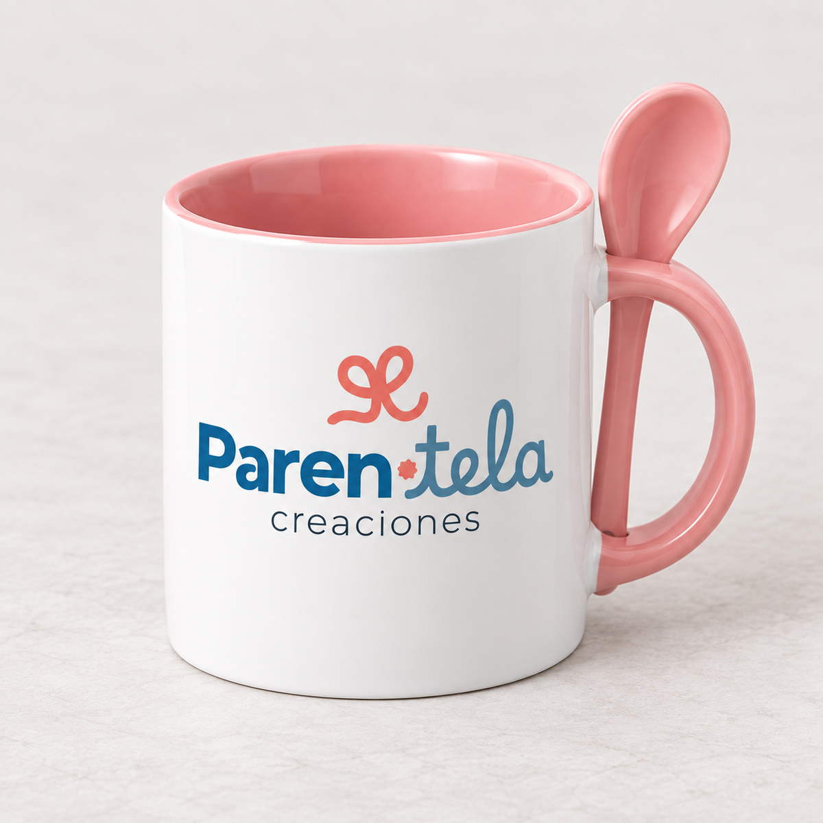 Taza personalizada de 11 oz con interior y cucharita rosas