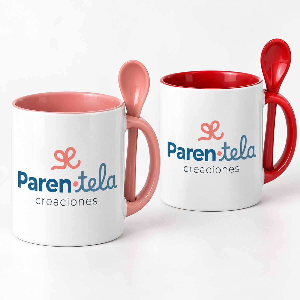 Detalle de tazas personalizadas de 11 oz en rosa y rojo con cucharita